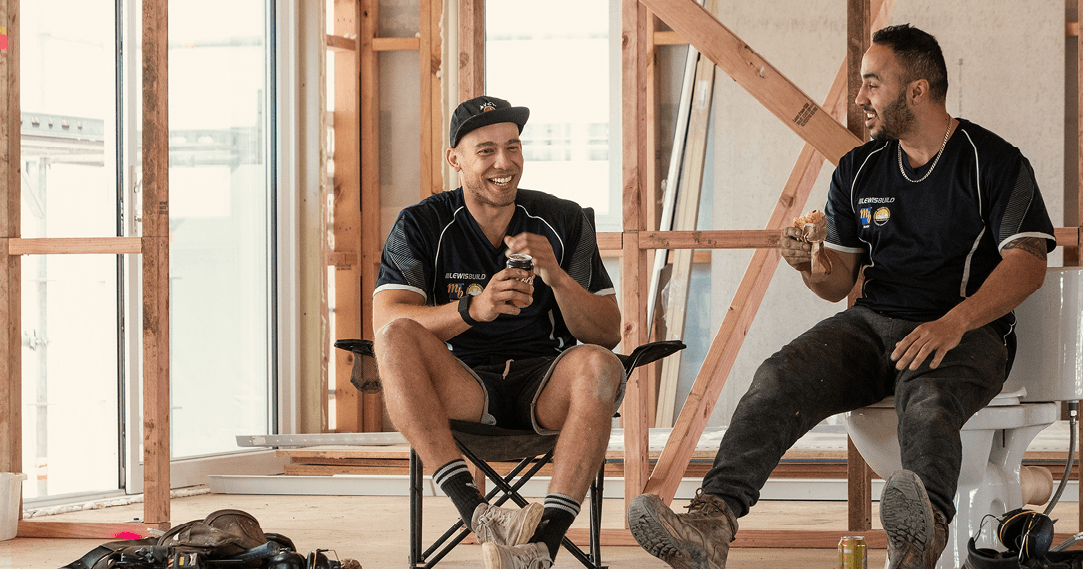 blog_bodyimage_two builders having lunch